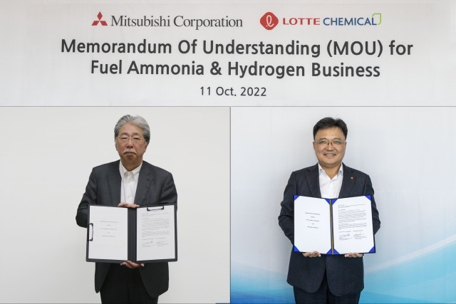 왼쪽부터 미쓰비시상사 하바 히로키(Haba Hiroki) 차세대 연료∙석유사업본부장과 롯데케미칼 황진구 수소에너지사업단장(기초소재사업대표 겸임)이 협약을 맺고 기념 촬영을 하고 있다