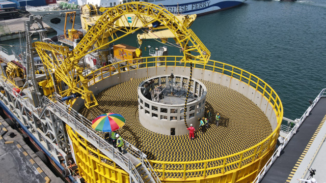 LS전선 동해 공장에서 생산된 해저 케이블이 포설선에 선적되고 있다