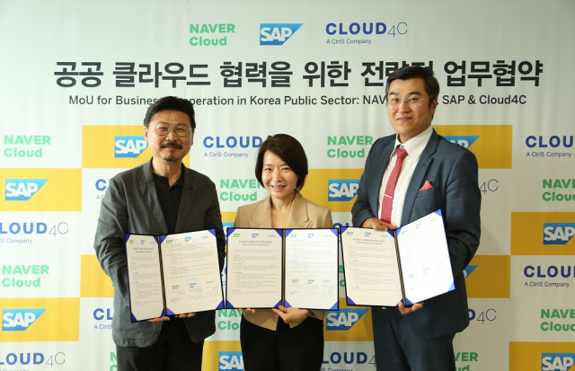 왼쪽부터 박원기 네이버클라우드 대표, 신은영 SAP 코리아 대표, 서피터 Cloud4C 한국지사장이 업무협약식에서 기념 촬영을 하고 있다