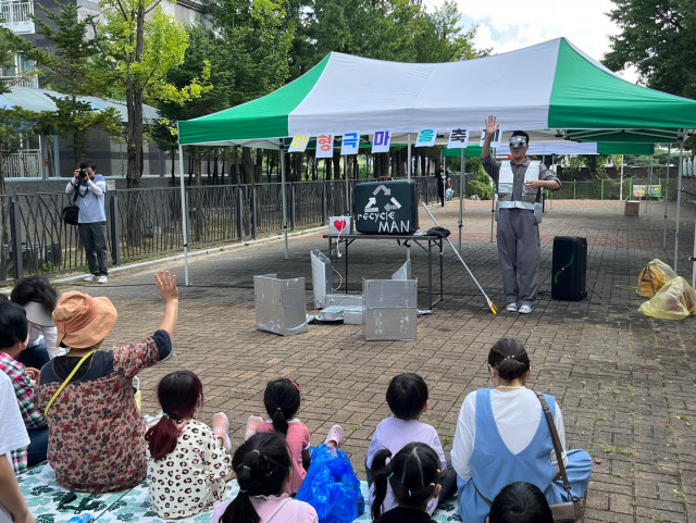 시민기획팀이 만든 인형 전시, 체험 프로그램이 운영되는 인형극 마을 축제 ‘녹색장터’가 춘천 사농동 현대아파트 옆 공터에서 진행됐다