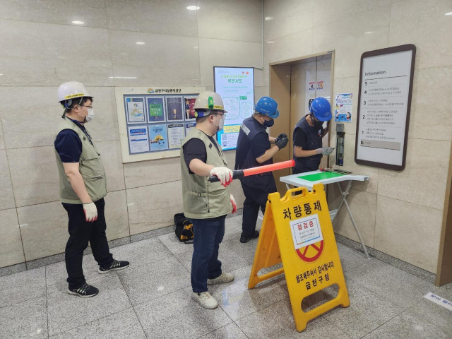금천구시설관리공단이 금천종합복지타운 이용자들의 안전을 위해 승강기 사고 시 신속한 대처를 위한 모의훈련을 실시했다