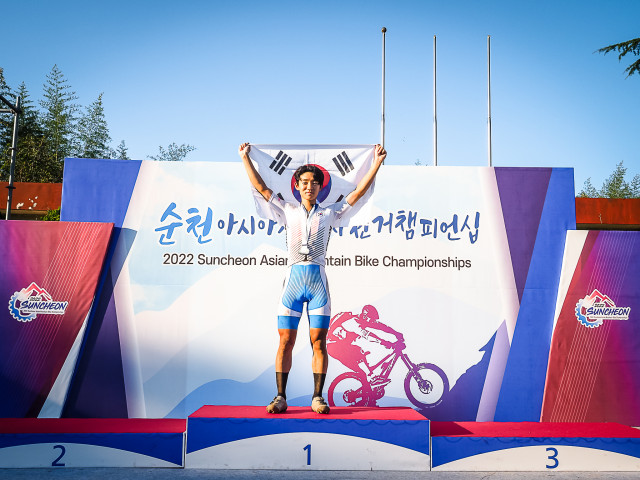 김민오 선수가 남자 엘리트 카테고리에서 은메달을 획득했다