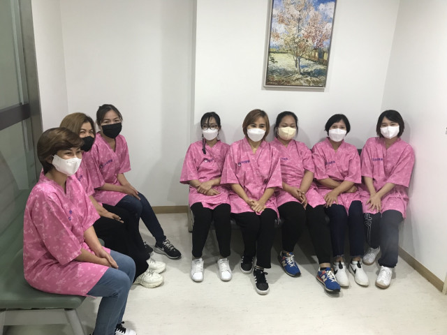 외국인 근로자들이 폐결핵·흉부질환 검사를 받기 위해 대기하고 있다