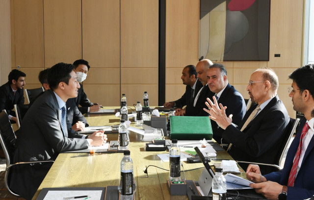 HD현대 정기선 대표와 사우디 칼리드 알팔레 투자부 장관이 서울  포시즌스호텔에서 환담을 나누고 있다