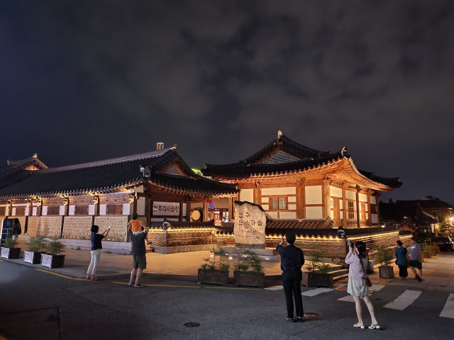 Jeonju Hanok Village offers a new unique atmosphere to its night view: Jeonju Fan Culture Center