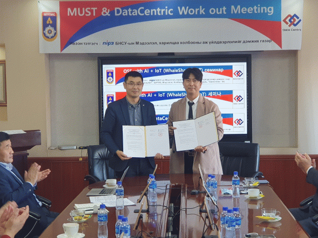 왼쪽부터 Kh. Zagarzusem(몽골과학기술대교 과학기술부문장), 김성환 팀장(KOSSA)