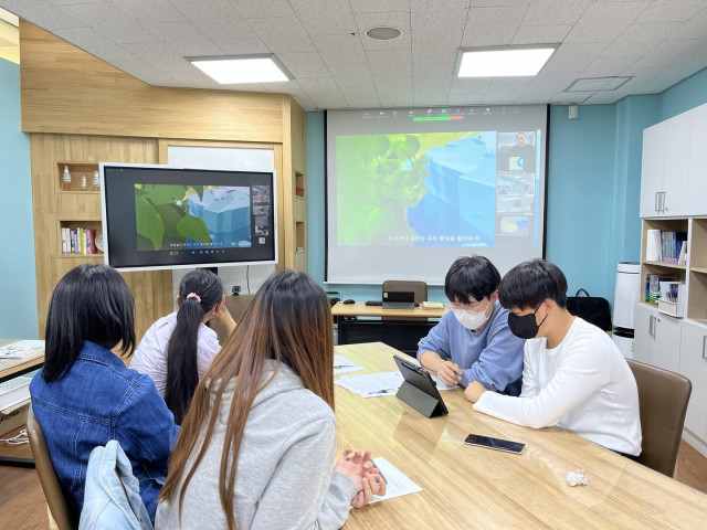 한국·홍콩 청소년들이 온라인 국제교류를 통해 환경문제에 대해 논의하고 있다