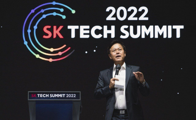 SK그룹 ICT 위원장을 맡은 박정호 SKT 부회장이 ‘SK 테크 서밋 2022’에서 환영사를 하고 있다