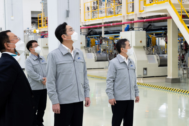 이재용 삼성전자 회장이 삼성전기 부산사업장을 찾아 MLCC 원료 제조 현장을 점검하고 있다