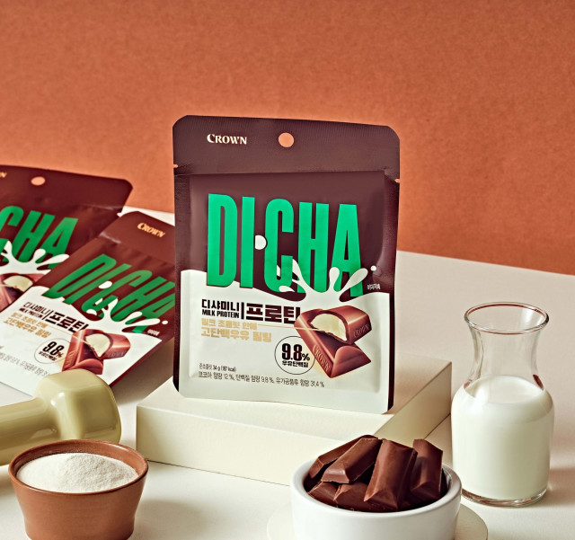 크라운제과가 부드러운 쉘 초콜릿에 고단백 우유크림을 담은 ‘디샤미니 프로틴’을 출시한다