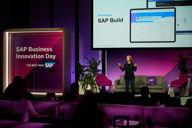 줄리아 화이트(Julia White) SAP 최고 마케팅 및 솔루션 책임자 겸 이사회 임원이 SAP 테크에드에서 SAP 빌드를 발표하고 있다
