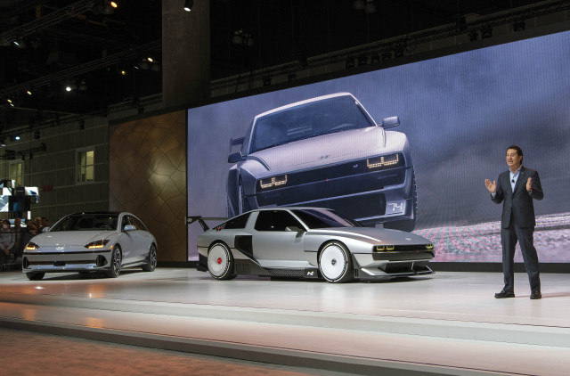 미국 LA 컨벤션 센터(Los Angeles Convention Center)에서 열린 ‘2022 LA 오토쇼(2022 Los Angeles Auto Show)’에서 현대차 글로벌최고운영책임자 호세 무뇨스(Jose Munoz) 사장이 ‘아이오닉 6’와 ‘N Vision 74’를 소개하고 있다