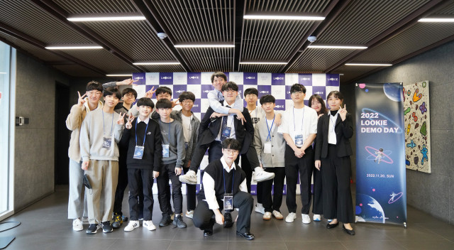 서울 용산구 행복나눔재단에서 진행한 ‘LOOKIE TEENS’ 성과 공유회에서 솔루션 발표를 진행한 미래산업과학고 학생들