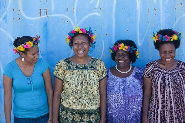 파푸아뉴기니와 맹고로마켓메리의 여성들은 메리케이의 지원을 통해 성평등, 리더십, 경제 지식, 사업 관리 등의 교육을 받았다