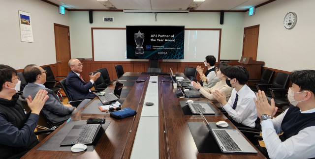 온라인으로 진행된 아카마이 아태 및 일본(APJ) 지역 파트너 서밋 2022에서 굿모닝아이텍이 ‘올해의 파트너상’을 수상했다 이주찬 대표(왼쪽부터 3번째)와 임직원들이 회의실에서 함께 참관하고 있다