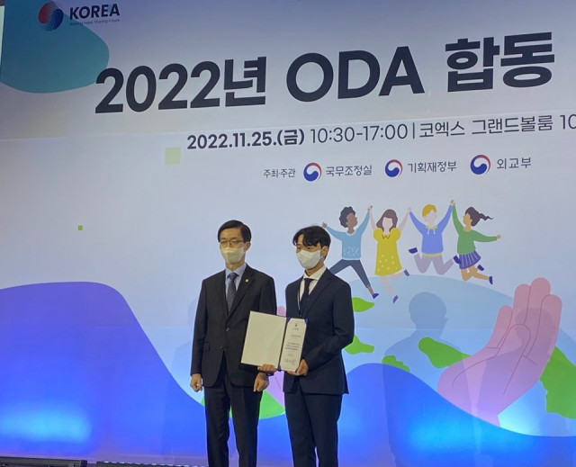 코이카 글로벌 서포터즈 ‘위코(WeKO)’가 서울 강남구 코엑스에서 열린 ‘2022년 국제개발협력 국무조정실장 표창 시상식’에서 단체 부문 표창을 수상했다. 방문규 국무조정실장(왼쪽)과 위코 4기 대표 이환호 씨
