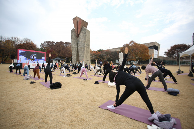 소마미술관 올림픽조각공원 신체 활동 프로그램에 참여하는 사람들