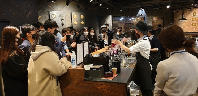 김포대학교 학생들이 이디야 커피 본사를 찾아 기업 탐방 프로그램에 참여하고 있다