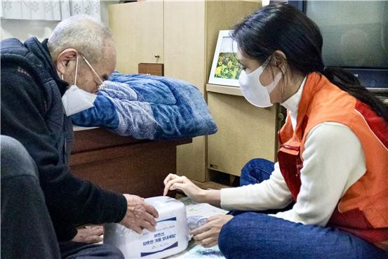 독거노인종합지원센터-SK하이닉스, 지역사회 취약계층 어르신들에게 난방용품 지원