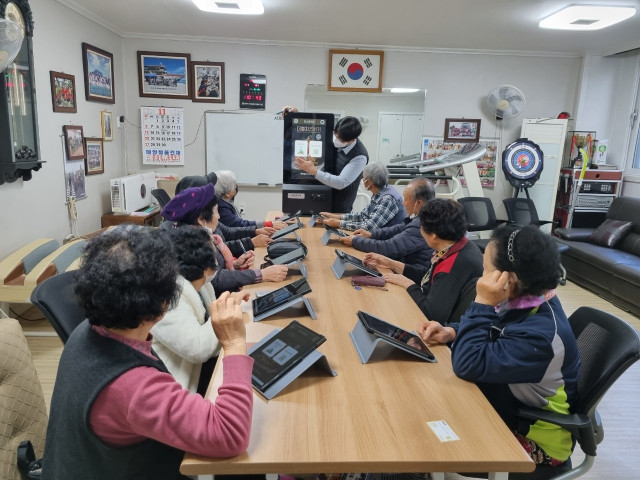 엔브레인 활용 경로당 키오스크 교육 진행 모습