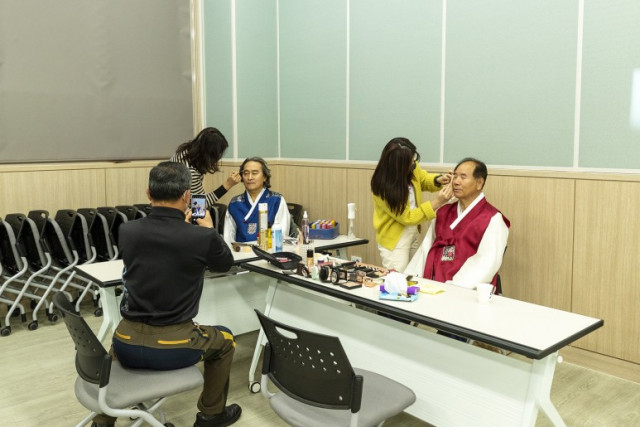 윤슬사진관 봉사팀들이 활동하는 모습