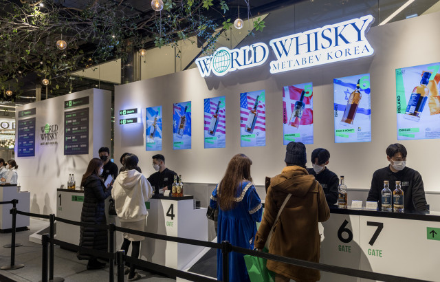 더현대 서울에서 29일까지 진행 중인 메타베브코리아의 ‘월드 위스키 팝업 스토어’에서 소비자들이 위스키를 시음하고 있다
