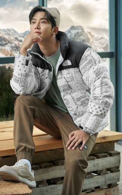 노벨티 눕시 다운 재킷을 착용한 노스페이스 홍보대사 로운