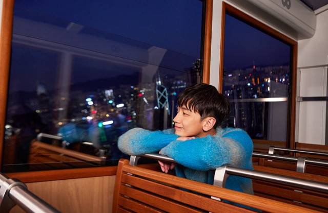 With the debut of the 6th generation Peak Tram, Rain takes a scenic ride to the Peak and takes in th...