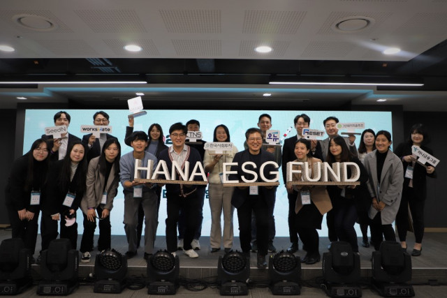 2022년 11월 진행된 ‘하나 ESG 더블임팩트 매칭펀드 데모데이’에서 한국사회투자 직원들과 7개 투자 기업 대표들이 기념 촬영을 하고 있다