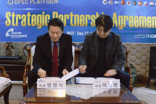 왼쪽부터 아시아 스타 엔터테인먼트 엄영식 회장, 다윈KS운용 이종명 대표가 사업 계약서에 서명하고 있다