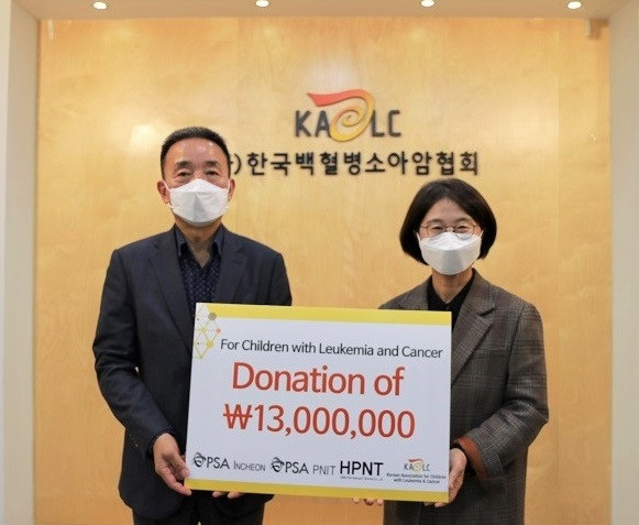 왼쪽부터 이석 PSA Korea 대표이사, 허인영 한국백혈병소아암협회 사무총장이 후원금 전달식을 갖고 기념 촬영을 하고 있다