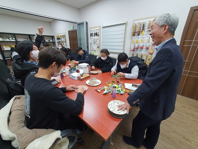 인천광역시 강화교육지원청이 한국세라프를 찾아 견학 활동을 실시했다