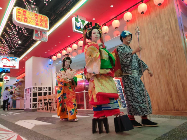 아사쿠사요코초에서는 일본 각지의 전통 퍼포먼스를 한 자리에서 즐길 수 있다