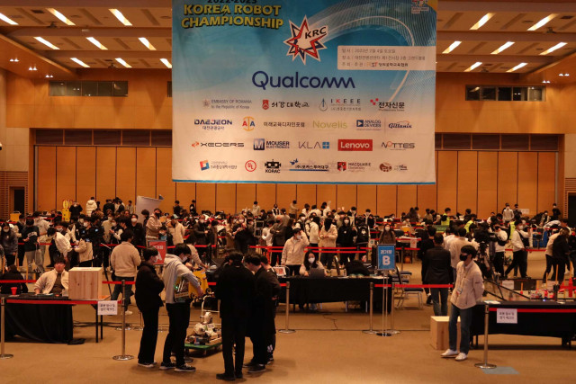 2022-2023 코리아로봇챔피언십 대회를 준비하는 참가자들