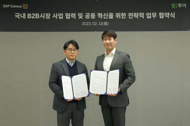 왼쪽부터 김동훈 웹투어 본부장과 강지훈 SAP Concur 본부장이 협업 파트너십 체결 후 기념사진을 촬영하고 있다.