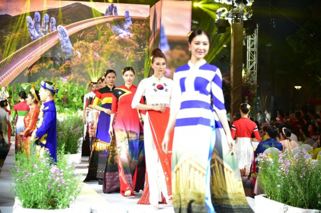 2023년 아오자이 축제에서 전 세계의 다양한 문화를 축하하는 아오자이 전시를 볼 수 있다