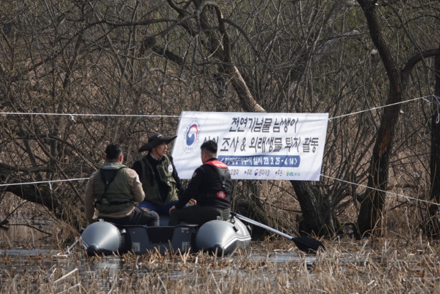남생이의 서식지를 조사하고 있는 한국남생이보호협회 조사원들