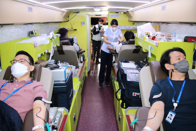헌혈에 자율적으로 참여하고 있는 한국요꼬가와전기 임직원들