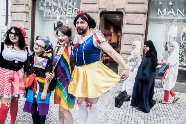 레즈비언과 게이, 그리고 성소수자 전반을 지지하는 행진에서 아이들이 백설공주 복장을 한 남자와 사진을 찍는 모습, 다비드 톄신스키, 체코 프라하, 2019