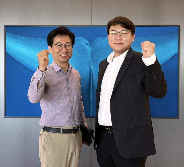왼쪽부터 김현수 지엠디소프트 대표와 나성훈 더스팟 대표가 기념 촬영을 하고 있다