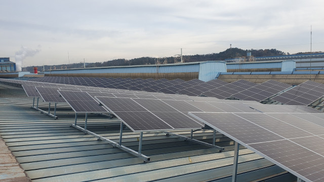 동국제강 포항공장 지붕에 설치된 태양광 자가발전설비