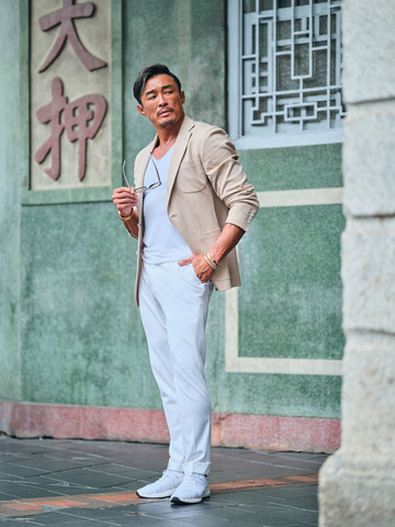 Choo Sung-hoon truly enjoys re-discovering the gems in Hong Kong solo dolo, which gives him a fresh ...