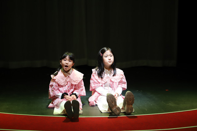 옥탑방달팽이 1기 배우들이 창작연극 ‘귀를 파는 가게’를 연습하고 있는 모습