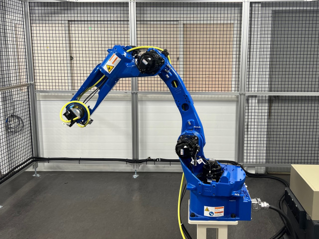 복합적 테스트를 수행하는 6축 로봇 (테스트 제품: ÖLFLEX® AUTO 8681 MC)