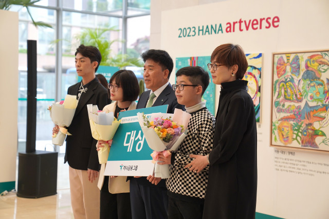 함영주 하나금융그룹 회장(가운데)이  서울 을지로 하나은행 본점에서 ‘제2회 하나 아트버스’ 성인·청소년·아동 부문 대상을 수상한 작가들과 기념촬영을 하고 있다