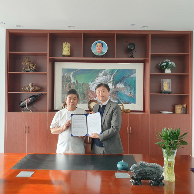 수림디엑스 유훈석 부대표(오른쪽)가 중국 미인송상무 유한공사와의 유아용품 유통 협약을 체결하고 기념 촬영을 하고 있다