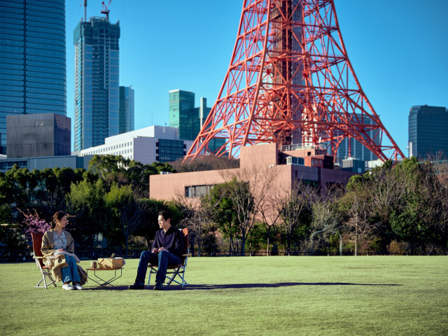 ‘더 프린스 파크 타워 도쿄’는 도쿄타워와 인접한 공원의 잔디밭 위에서 주변 풍경을 즐기는 신종 아웃도어 액티비티 ‘체어링(Charing)’을 접목한 숙박 플랜 ‘체어링 앳 파크(Chairing at Park)’를 6월 30일까지 운영한다