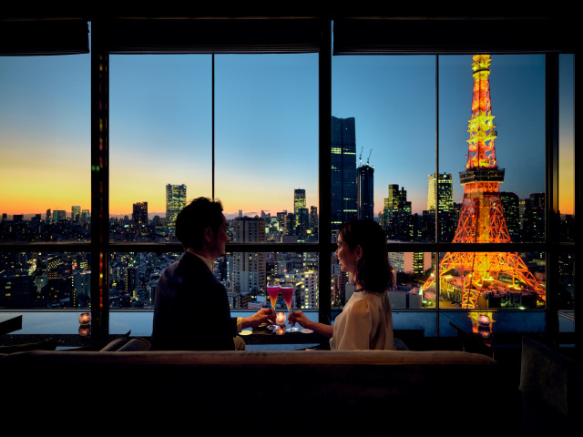 ‘더 프린스 파크 타워 도쿄’ 33층에 위치한 ‘스카이라운지 스텔라 가든’에서는 노을진 하늘과 도쿄타워의 불빛이 조화를 이루는 야경 감상이 가능한 ‘TOKYO GRADATION’ 플랜을 6월 30일 까지 운영한다. 2시간 동안 주류 및 음료가 무제한 제공된다. 노을진 하늘을 형상화한 오리지널 칵테일이 추천 메뉴다