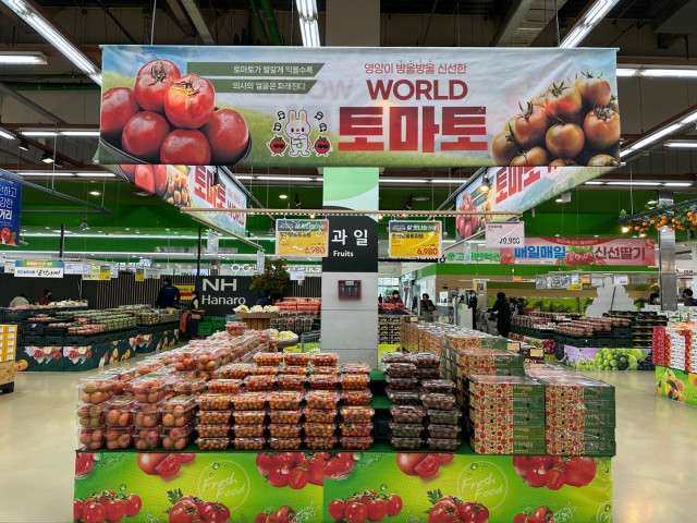 본격적인 토마토 철을 맞아 전국 하나로마트 매장에서는 토마토 할인행사를 진행하고 있다