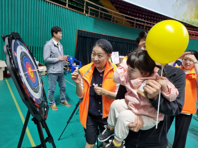 ‘제24회 어린이날 가족놀이 한마당’에 참여한 한 어린이가 한궁 게임을 즐기고 있다